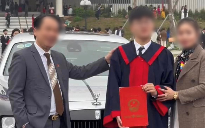 Sự thật thông tin gia đình tặng con trai quà tốt nghiệp là chiếc xe siêu sang Roll-Royce tiền tỷ Ảnh 2