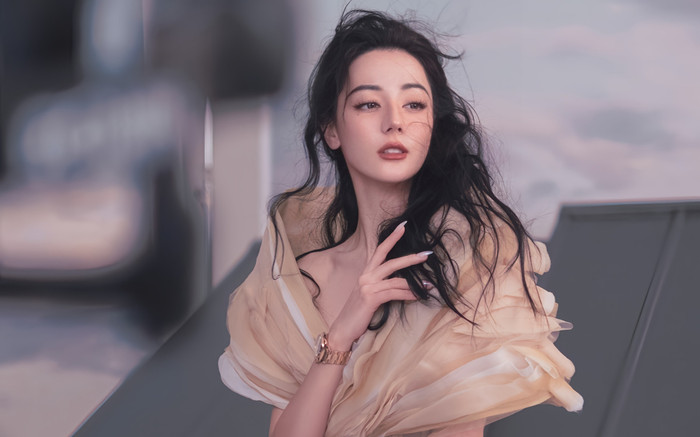 Địch Lệ Nhiệt Ba đứng trước nguy cơ mất danh 'Nữ hoàng thảm đỏ thế hệ mới' Ảnh 2