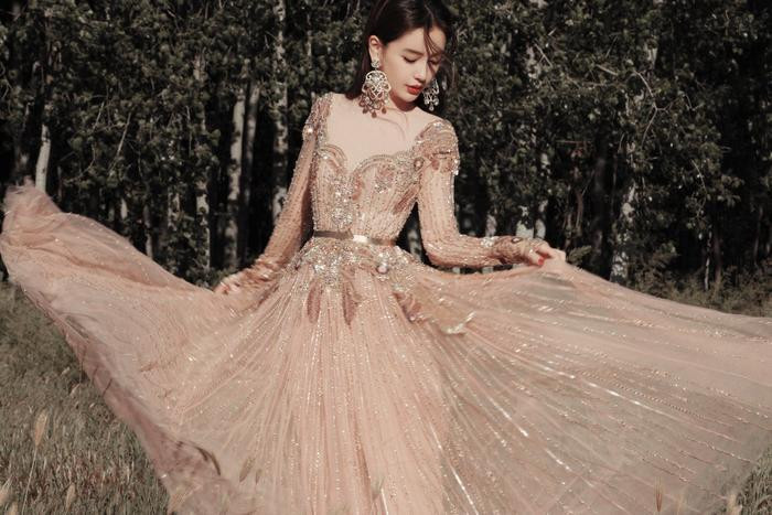 Những lần Angelababy 'áp đảo' Địch Lệ Nhiệt Ba trên thảm đỏ Ảnh 8