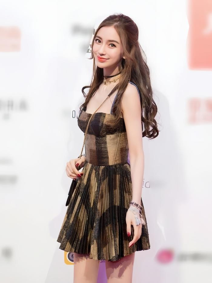 Những lần Angelababy 'áp đảo' Địch Lệ Nhiệt Ba trên thảm đỏ Ảnh 3