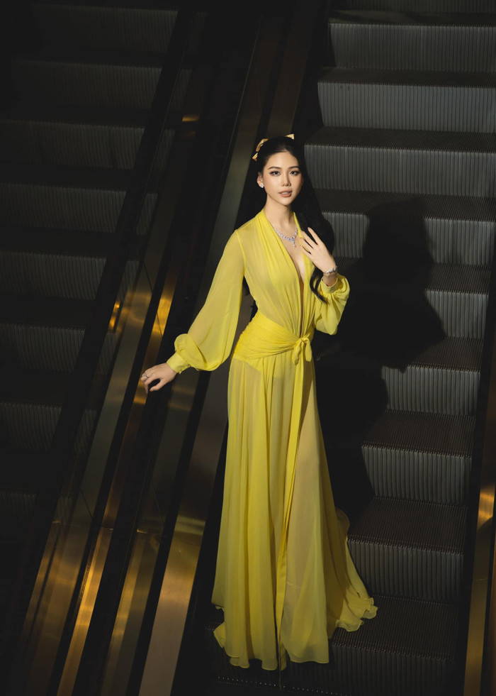 Cô hóa 'nàng Tấm' yêu kiều và thục nữ với set đồ màu vàng. Đây là một trong những hình ảnh mà khán giả thích và mong muốn nàng Hậu sẽ duy trì phong độ trong thời gian tới. Ảnh: FBNV.