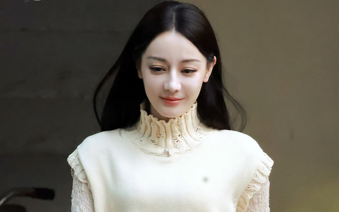 Địch Lệ Nhiệt Ba bùng nổ nhan sắc trong loạt ảnh hẹn hò cùng bạn trai Ảnh 2