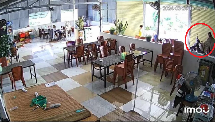 Hình ảnh trích xuất từ camera ghi lại thời điểm chiếc xe trong nhà ông Việt Anh bị lấy trộm 