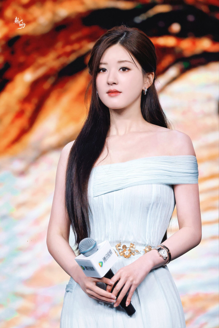 Triệu Lộ Tư thường bị chê kém sang nhưng là tiểu thư chính hiệu...