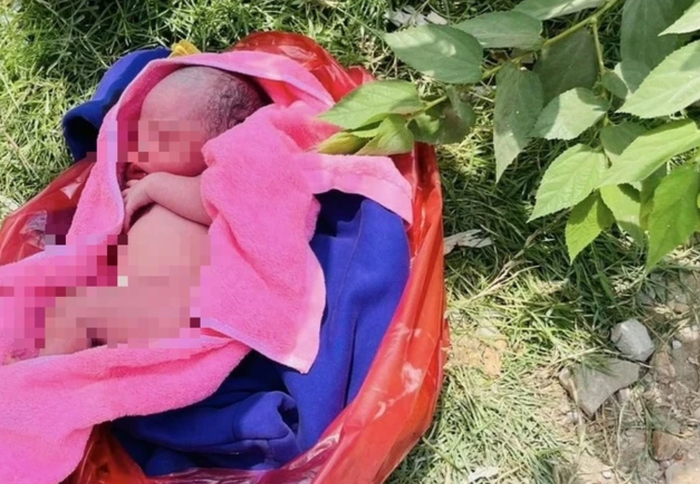 UBND xã Vĩnh Lộc B (H.Bình Chánh, TP.HCM) thông báo về việc tìm cha, mẹ đẻ của trẻ sơ sinh bị bỏ rơi trên địa bàn. (Ảnh: Báo Thanh Niên) 