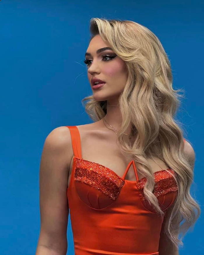 Bước lên ngôi vị cao nhất tại cuộc thi Miss Earht 2023 - Hoa hậu Trái Đất 2023, Drita Ziri - mỹ nhân đến từ Albania nhận được nhiều lời khen ngợi của khán giả. Nhan sắc của cô được ví là búp bê sống. 