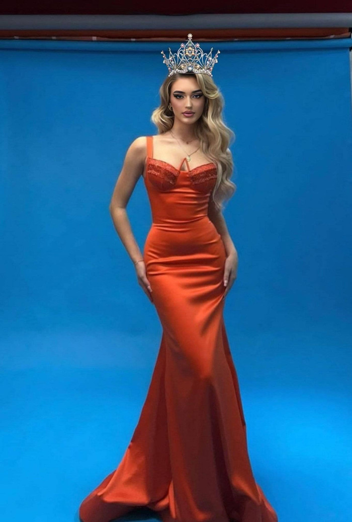 Tuy nhiên, bộ váy chất liệu phi bóng đã tố cáo vòng eo kém thon gọn của cô. Cụ thể, ở góc nhìn thẳng cũng như góc nghiêng, 'bé mỡ' của đương kim Miss Earth 2023 bị lộ khá rõ. Nhiều người cho rằng đây là hậu quả của việc tăng cân. Rõ ràng đây là một hình ảnh không mấy đẹp mắt của cô trong lòng khán giả. Chắc chắn trong thời gian tới, cô phải tích cực tập luyện, cải thiện vóc dáng để lấy lại phong độ đỉnh cao như lúc đăng quang vào tháng 12/2023. 