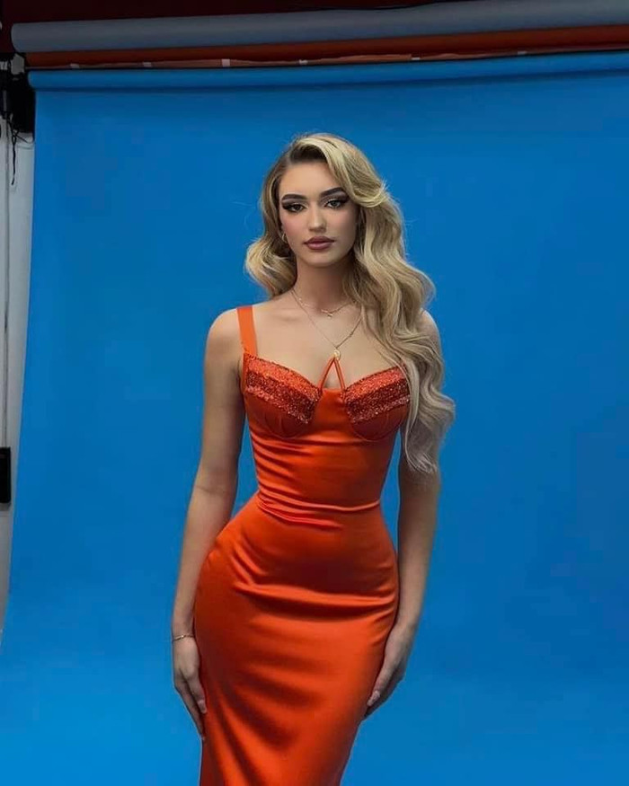 Mới đây, 'thiên thần tóc vàng' vô tình mất điểm với khán giả. Tham gia trên sóng truyền hình, đương kim Hoa hậu Trái Đất diện bộ váy màu đỏ ôm sát cơ thể. Mái tóc xoăn lọn bồng bềnh, đôi môi trang điểm với layout trong veo hút hồn người đối diện.