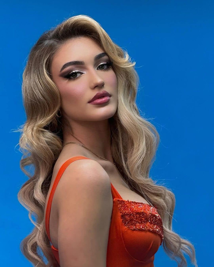 Sau 3 tháng đăng quang, người đẹp 19 tuổi qua trở về quê nhà để tiếp tục đồng hành cùng ban tổ chức Miss Earth trên cương vị mới. Cô luôn toát ra nguồn năng lượng dồi dào cũng như tinh thần sẵn sàng lao động, cống hiến bảo vệ mẹ Trái Đất.