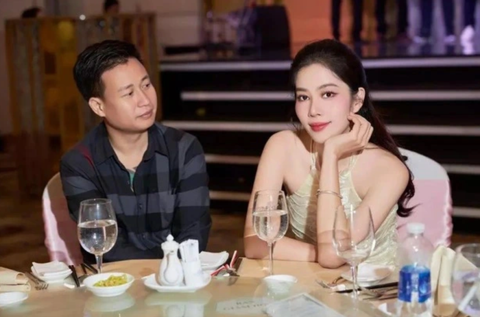 Vợ chồng Nam Em cãi cọ với khán giả ngay trên sóng livestream.