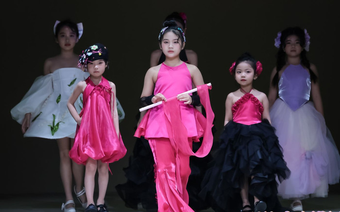 Mẫu Việt hóa 'đại sứ văn hóa' tại Shanghai Fashion Week AW24 Ảnh 2