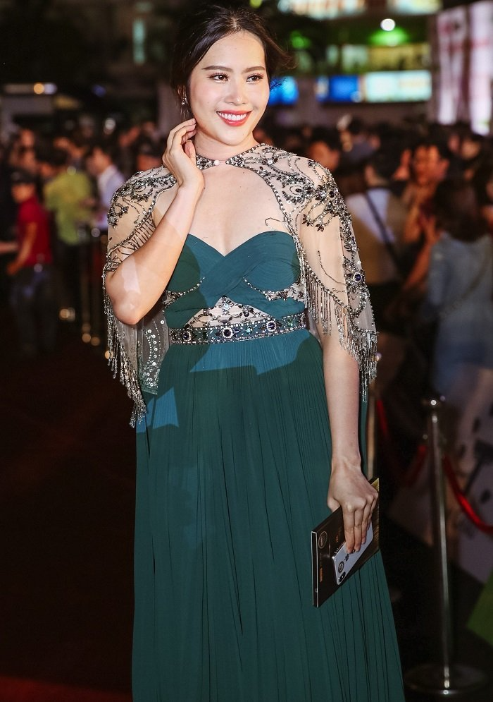 Hình ảnh Nam Em tại chung kết Hoa hậu Việt Nam 2018 đã khiến khán giả sốc vì hình thể mũm mĩm. 