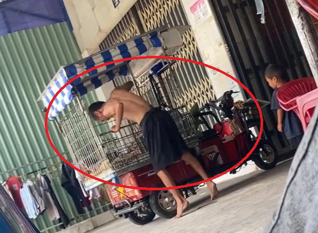 Cận cảnh người cha bạo hành con.