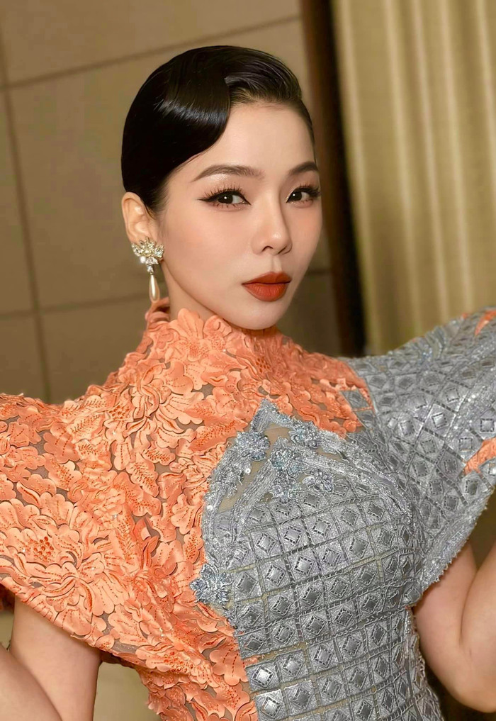 Lệ Quyên luôn rất chăm chút cho vẻ ngoài mỗi khi xuất hiện trên sân khấu, nhất là đôi môi nổi bật. Vì thế, việc dính son môi trên micro mỗi khi hát là điều không thể tránh khỏi.