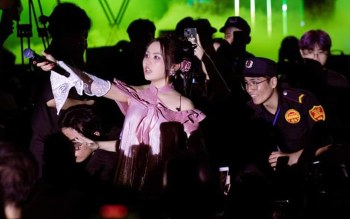 Phương Mỹ Chi tiếp tục đưa micro cho khán giả hát khi đi diễn: 'Cái kết' lần này ra sao? Ảnh 2