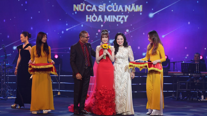 Hòa Minzy thắng 'Nữ ca sĩ của năm' tại Giải Cống hiến 2024. 