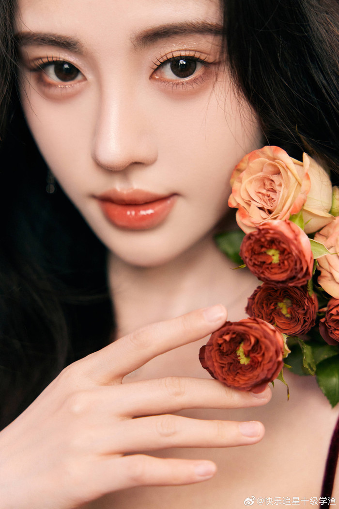 Tại Cbiz, Cúc Tịnh Y đứng top đầu hàng ngũ sao lưu lượng ở phái nữ, khi sở hữu lượng người theo dõi lớn trên các nền tảng mạng xã hội, từ Weibo cá nhân đến Tiểu Hồng Thư, Douyin... Bên cạnh diễn xuất, cô cũng hoạt động tích cực ở mảng âm nhạc, là con cưng của các nhãn hàng xa xỉ, đạt độ thảo luận cao ở mỗi lần xuất hiện.