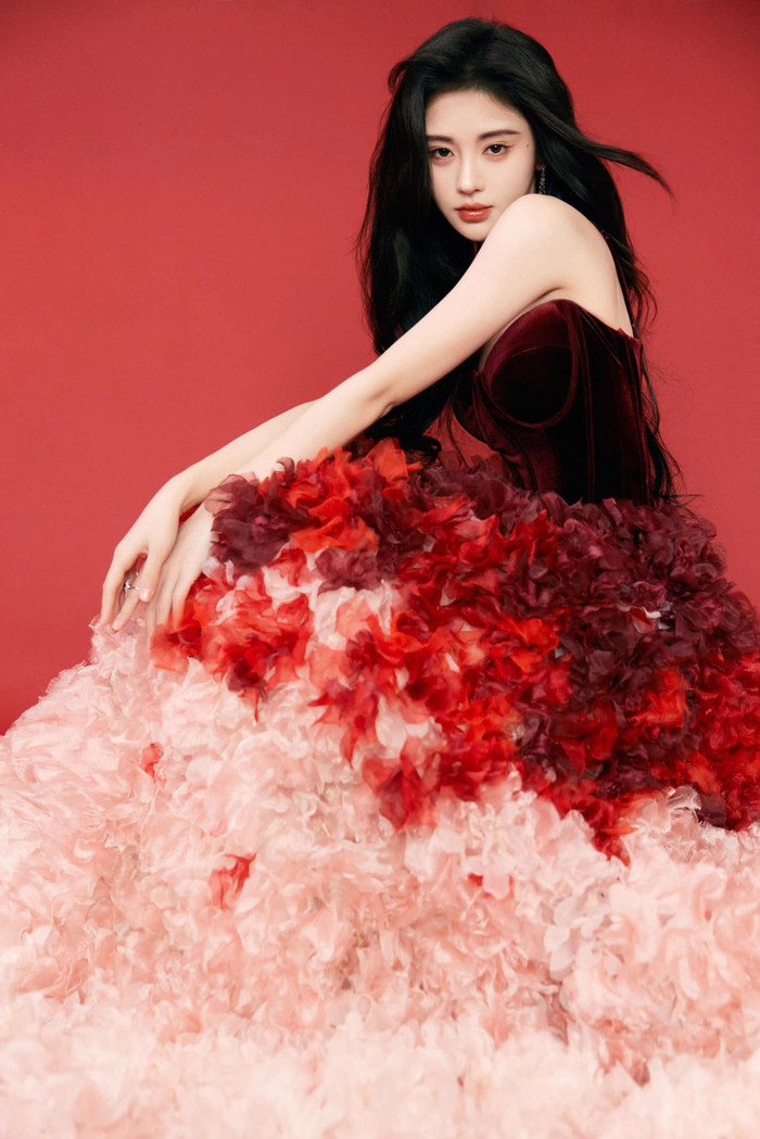 Bên cạnh đó, khán giả cũng khuyến khích Cúc Tịnh Y nên thường xuyên áp dụng phong cách quyến rũ như hiện tại, bởi nó rất hợp với cô. 