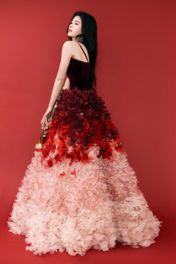 Cúc Tịnh Y sinh năm 1994 tại Tứ Xuyên, Trung Quốc, tham gia nghệ thuật từ năm 2013 với vai trò diễn viên, ca sĩ, người mẫu ảnh.