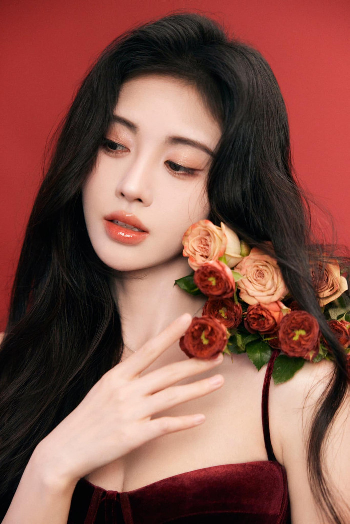 Cúc Tịnh Y diện đầm 2 dây màu đỏ đậm, với phần cổ trễ sâu, khoe vòng 1 đẫy đà. Đây cũng là lần hiếm hoi, người đẹp sinh năm 1994 nói không với tạo hình 'kín cổng cao tường' mà cô ưa chuộng trước đó.