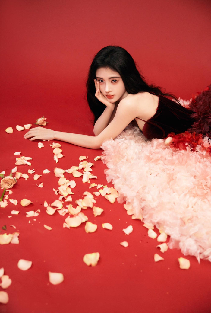 Trên các diễn đàn, diện mạo mới của Cúc Tịnh Y gây bão vì sự quyến rũ, đẹp không góc chết. Nhiều lời khen có cánh đã được để lại dưới phần bình luận. 