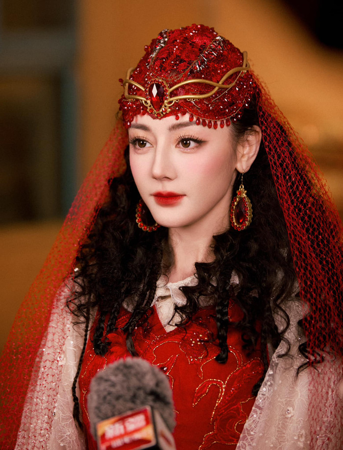 Nhan sắc ấn tượng là yếu tố giúp Địch Lệ Nhiệt Ba có đông đảo người hâm mộ. 