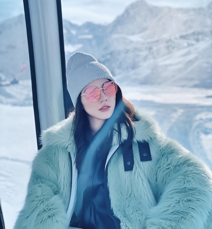 Trang cá nhân của cô hiện có đến 436 nghìn người theo dõi với nhiều hình ảnh xa xỉ như nước hoa, túi hiệu, đến những chuyến du lịch nước ngoài.