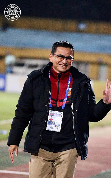 Kiatisuk có thể nâng tầm ngôi sao, còn HLV Troussier gặp khó. Ảnh: CLB CAHN