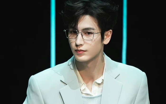 Loạt tạo hình hiện đại đẹp mê mẩn của Trương Lăng Hách trước khi vào vai bác sĩ Ảnh 2