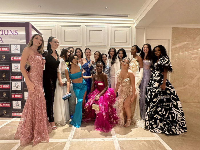 Visual của Hoa hậu Mai Phương vẫn tỏa sáng dù ở bên cạnh nhiều 'bóng hồng' trong bức ảnh tập thể