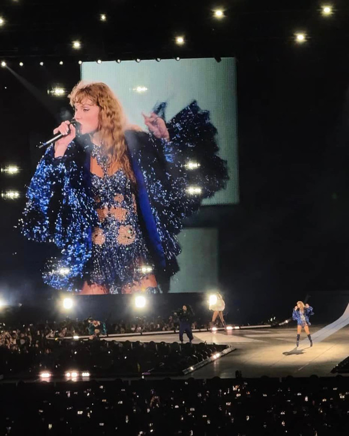 Hình ảnh Thanh Thanh Huyền chụp Taylor Swift biểu diễn trên sân khấu