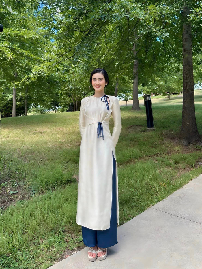 Hoa hậu Ý Nhi tích cực diện áo dài