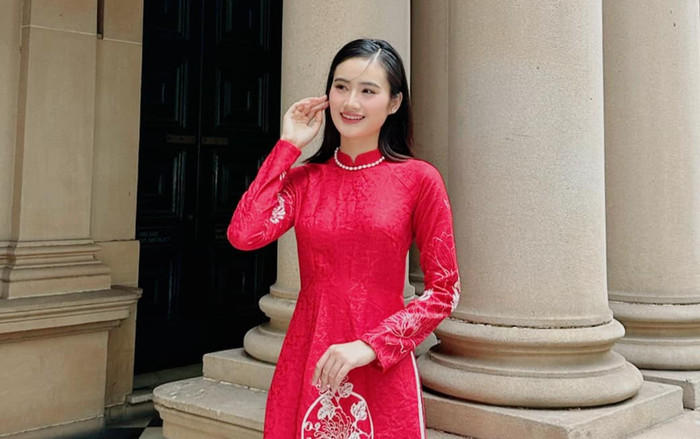 Hoa hậu Ý Nhi diện áo dài đỏ thắm, nhan sắc 'lên hương' ở trời Tây Ảnh 2