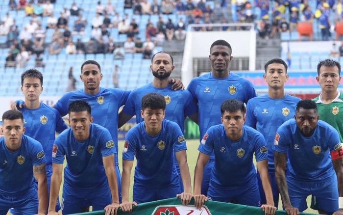 Bóng đá Việt Nam và nỗi khổ từ… sân bóng Ảnh 2