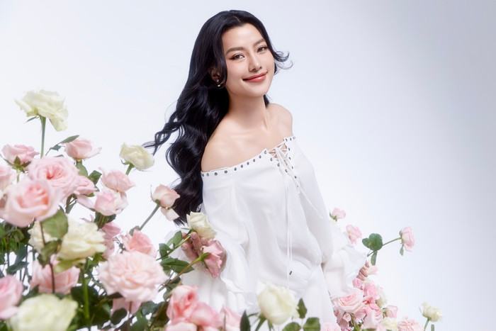 Nhân dịp sinh nhật tuổi 28, Hoàng Nhung - Á hậu Hoàn vũ Việt Nam 2023 thực hiện bộ ảnh mới lưu giữ thời thanh xuân tươi đẹp của mình. Cô toả sáng trong những khoảnh khắc giản dị, thuần khiết nhất. Hoàng Nhung mong muốn đón nhận những điều tích cực nhất trong tuổi mới của mình, bên gia đình và những người ủng hộ cô.