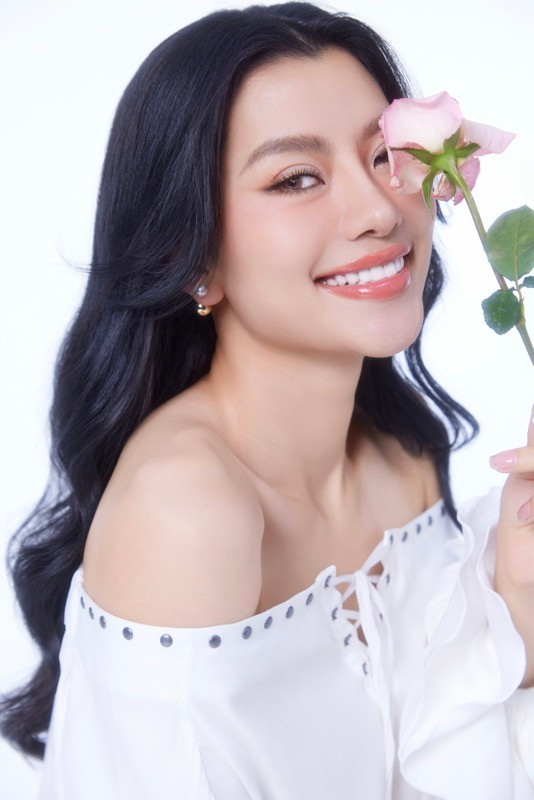 Hoàng Nhung cũng luôn ghi điểm với chiều cao đến 1m79 cùng vóc dáng quyến rũ. Trong những bộ hình, cô luôn biết khách khoe dáng với đôi chân dài cuốn hút.