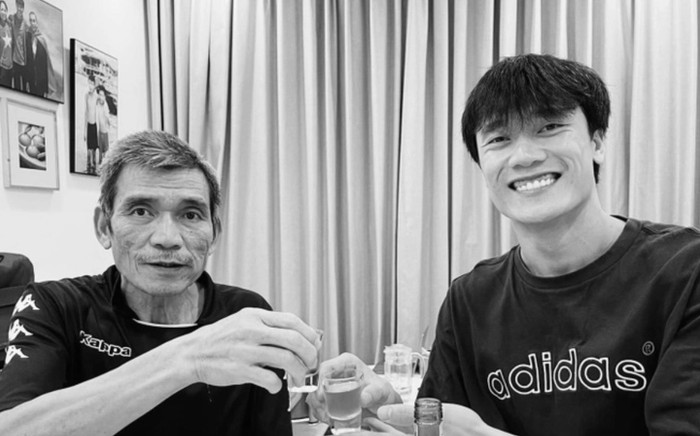 Bùi Tiến Dũng đi chân đất, quỳ gối cúi đầu tiễn cha lần cuối Ảnh 2