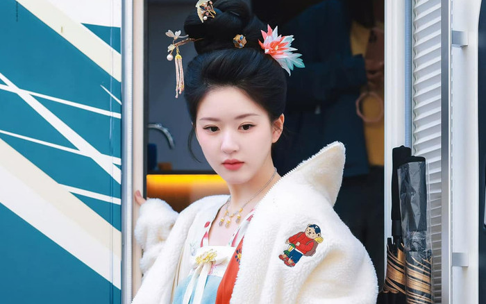 Cùng một kiểu tạo hình, Triệu Lộ Tư chứng minh nhan sắc thăng hạng sau 3 năm Ảnh 2