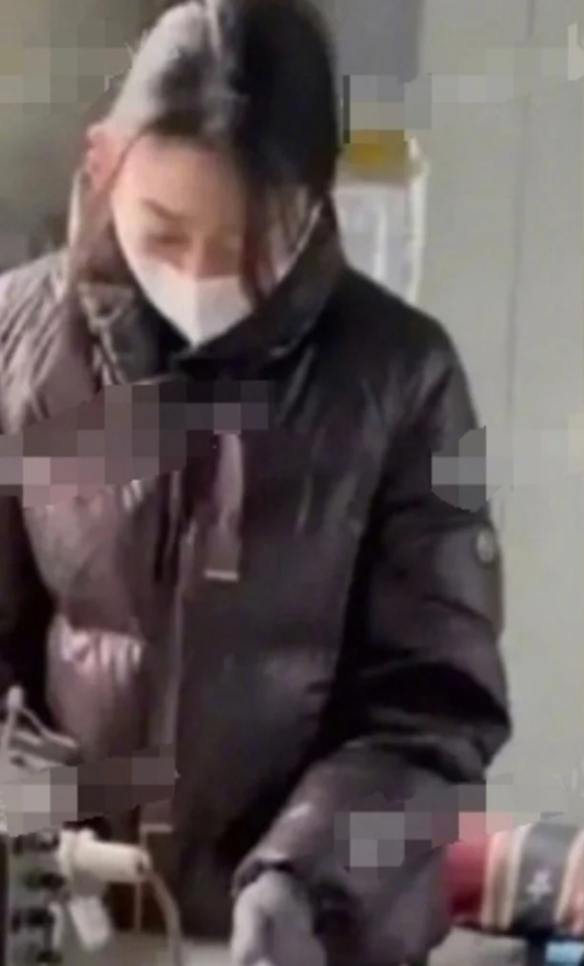 Nữ ca sĩ nổi tiếng một thời bị bắt gặp đi làm công nhân nhà máy.