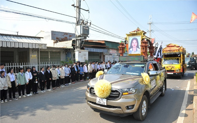 Nghẹn ngào khoảnh khắc hàng trăm học sinh xếp hàng tiễn biệt 2 bạn nhỏ tử nạn trên đường làm thiện nguyện Ảnh 2