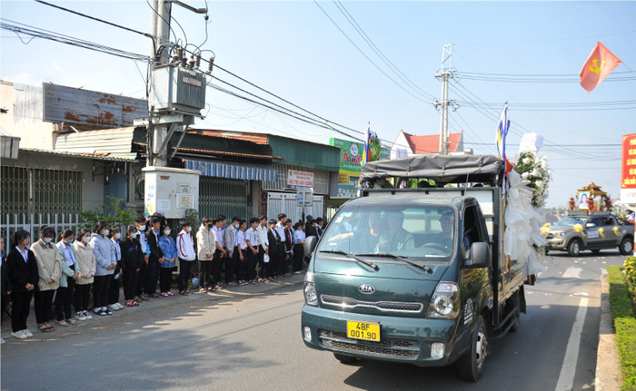 Nghẹn ngào khoảnh khắc hàng trăm học sinh xếp hàng tiễn biệt 2 bạn nhỏ tử nạn trên đường làm thiện nguyện Ảnh 3