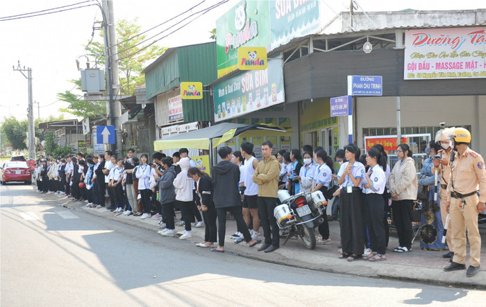 Hàng trăm học sinh cùng thầy cô giáo đã tập trung xếp hàng ngoài cổng trường từ sớm (Ảnh: CAND)