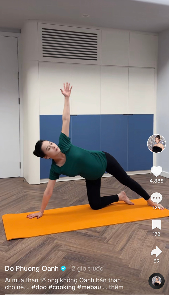 Phương Oanh trải thảm khi tập Yoga (Ảnh: TTNV)