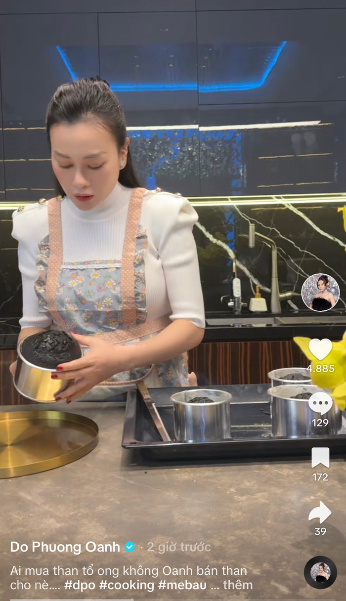 Phương Oanh tỉ mỉ gỡ bánh ra khỏi khuôn (Ảnh: TTNV)