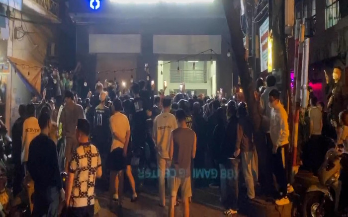 Nhiều người dân hiếu kỳ phát trực tiếp vụ nữ tài xế vi phạm nồng độ cồn xảy ra va chạm ở Hà Nội Ảnh 2