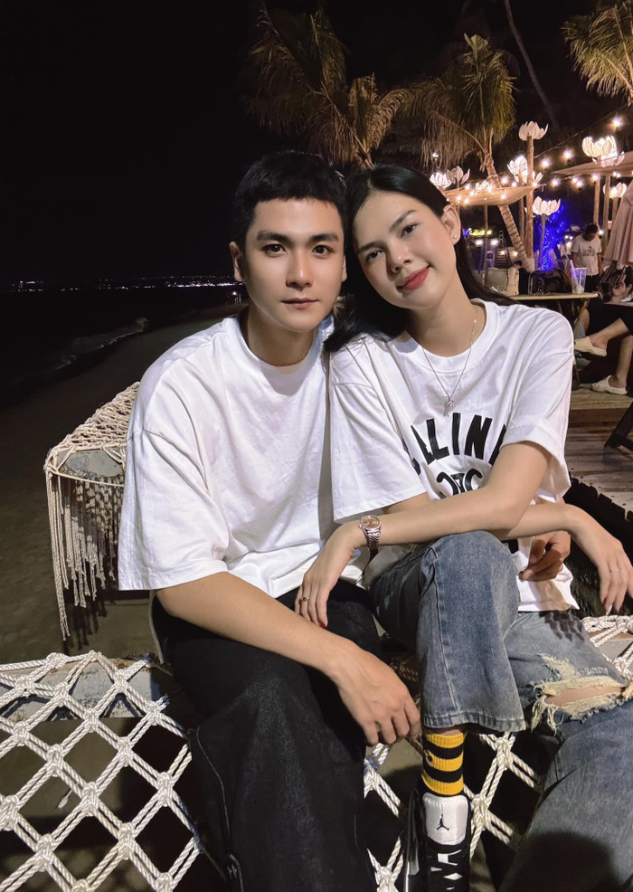 Bạn trai hiện tại của Lê Ngọc Trinh được nhận xét điển trai như người mẫu. Ngọc Trinh tiết lộ yêu để không hối tiếc. Ngọc Trinh tâm sự: “Sau 2 lần yêu ngây dại của tuổi trẻ, Trinh đã biết đón nhận tình yêu một cách nhẹ nhàng hơn. Trước đó, Trinh từng cho rằng mình không được may mắn khi liên tiếp bị phản bội trong chuyện tình cảm, liên tục đổ vỡ một cách đau đớn. Nhưng ở hiện tại, Trinh nhận ra rằng mọi thứ đến như việc nó cần phải đến, như kiểu triệu hạt mưa không hạt nào rơi nhầm chỗ và người ta gặp không người nào ngẫu nhiên”. Ảnh: FBNV