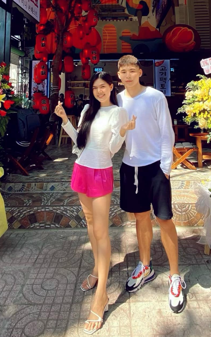 Trung vệ Liễu Quang Vinh là bạn trai thứ hai của Ngọc Trinh. Cựu trung vệ tuyển Việt Nam được ví như 'bản sao Vũ Khắc Tiệp' do có ngoại hình và phong cách thời trang giống Vũ Khắc Tiệp. Mối tình đẹp đôi trai tài gái sắc tan vỡ sau khi nàng WAGs 'tố' Liễu Quang Vinh ngoại tình. Ảnh: FBNV