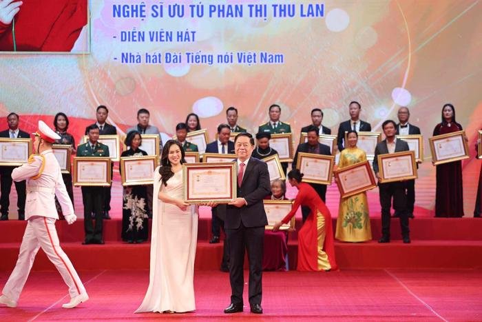 Nhiều nghệ sĩ hội ngộ tại Hà Nội, tham gia lễ trao tặng danh hiệu NSND, NSƯT Ảnh 12