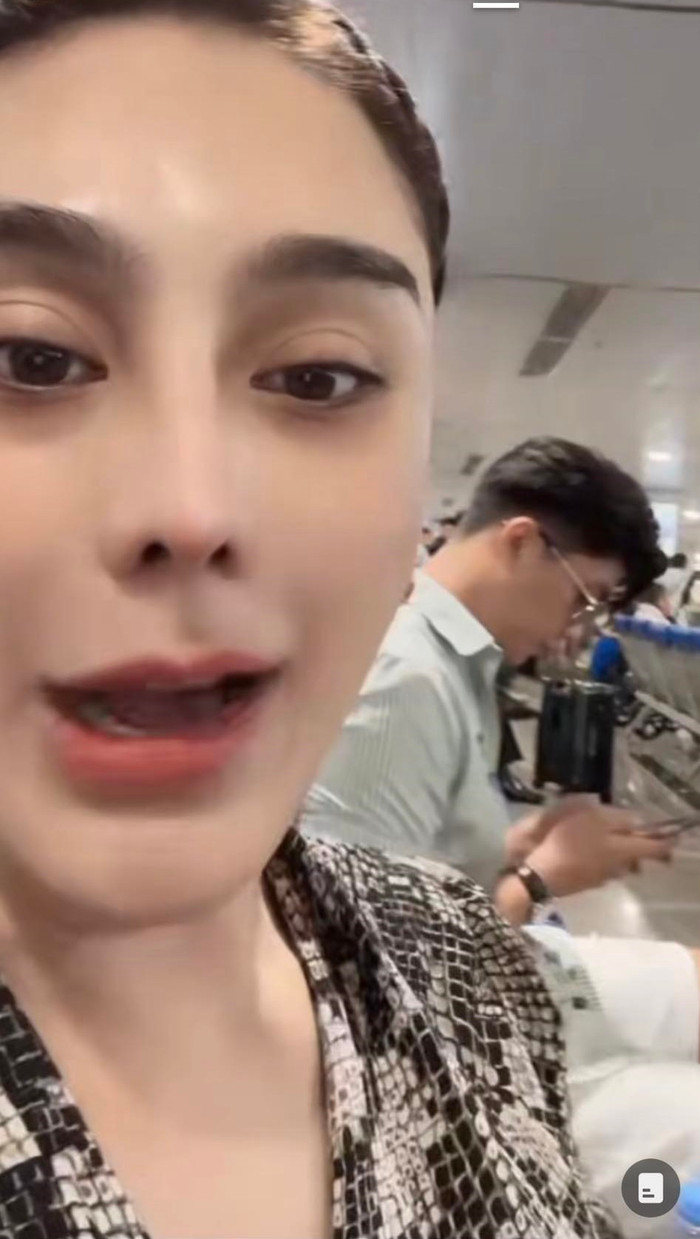 Lâm Khánh Chi livestream trong lúc đợi ở sân bay. Cô đi du lịch cùng trợ lý.