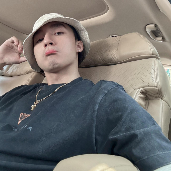 Khi giấu đi mái tóc dài chấm gáy uốn phồng gây tranh cãi trước đó, nhan sắc của Sơn Tùng trở nên vô cùng nổi bật.